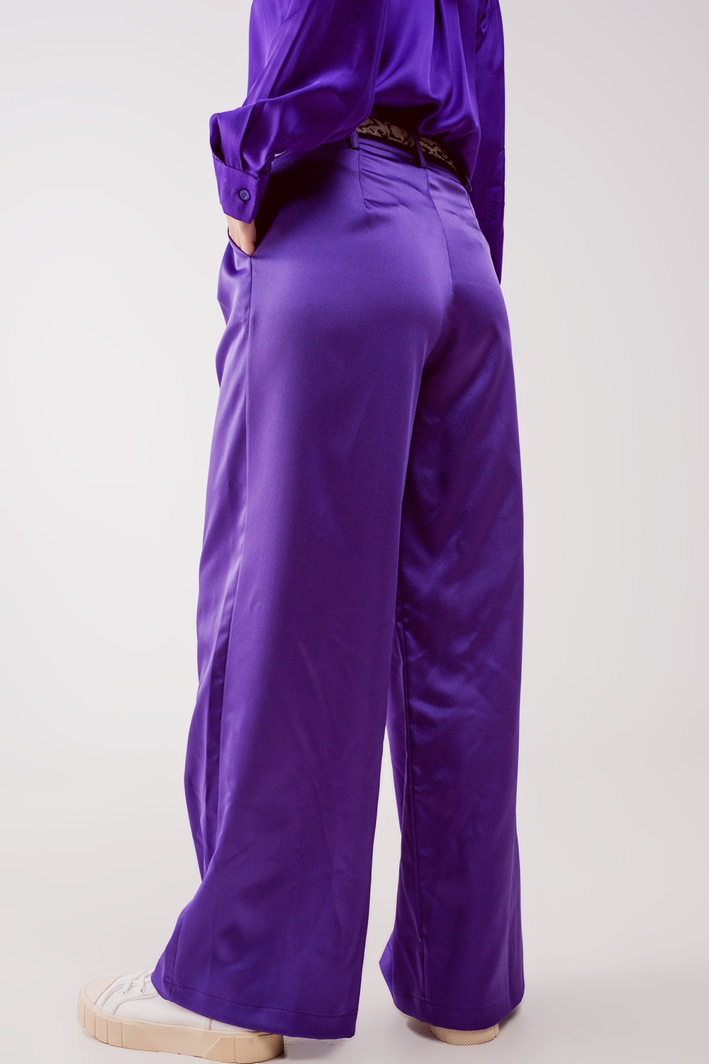 Pantalones palazzo con pinzas en morado Pantalones palazzo con pinzas en morado