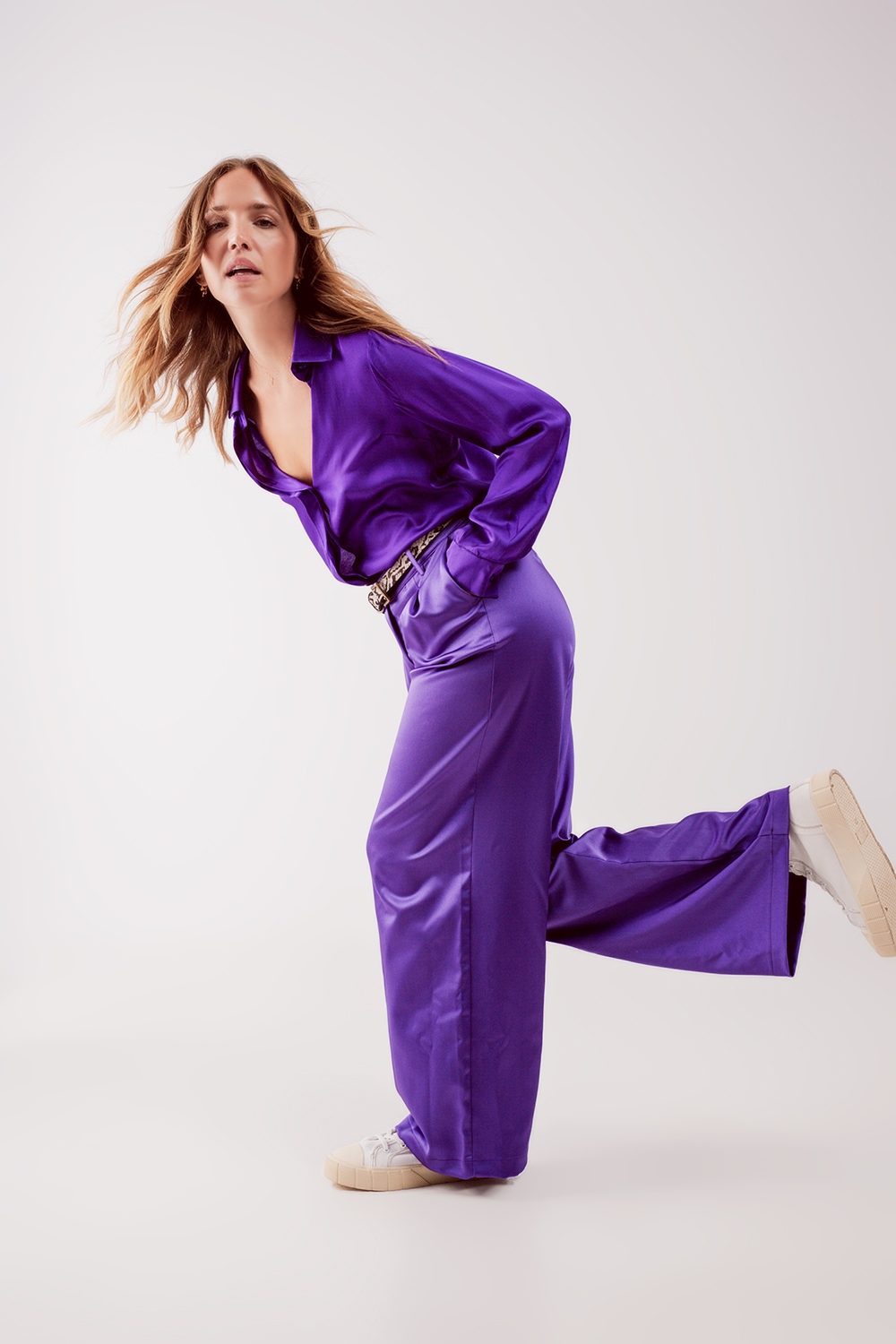 Pantalones palazzo con pinzas en morado Pantalones palazzo con pinzas en morado