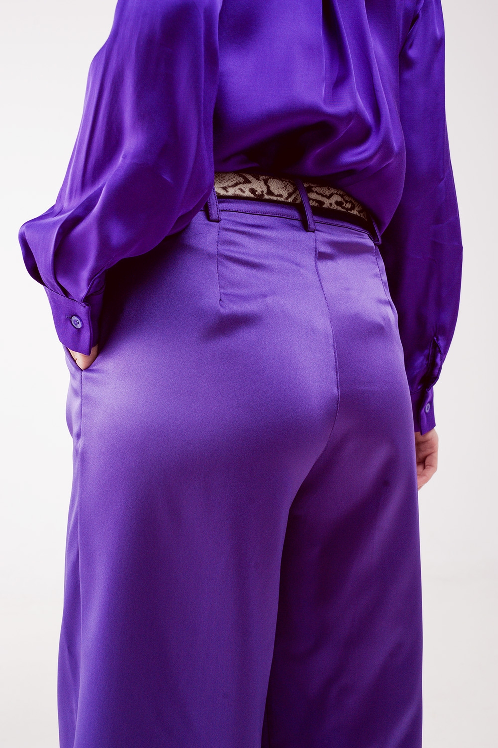 Pantalones palazzo con pinzas en morado Pantalones palazzo con pinzas en morado