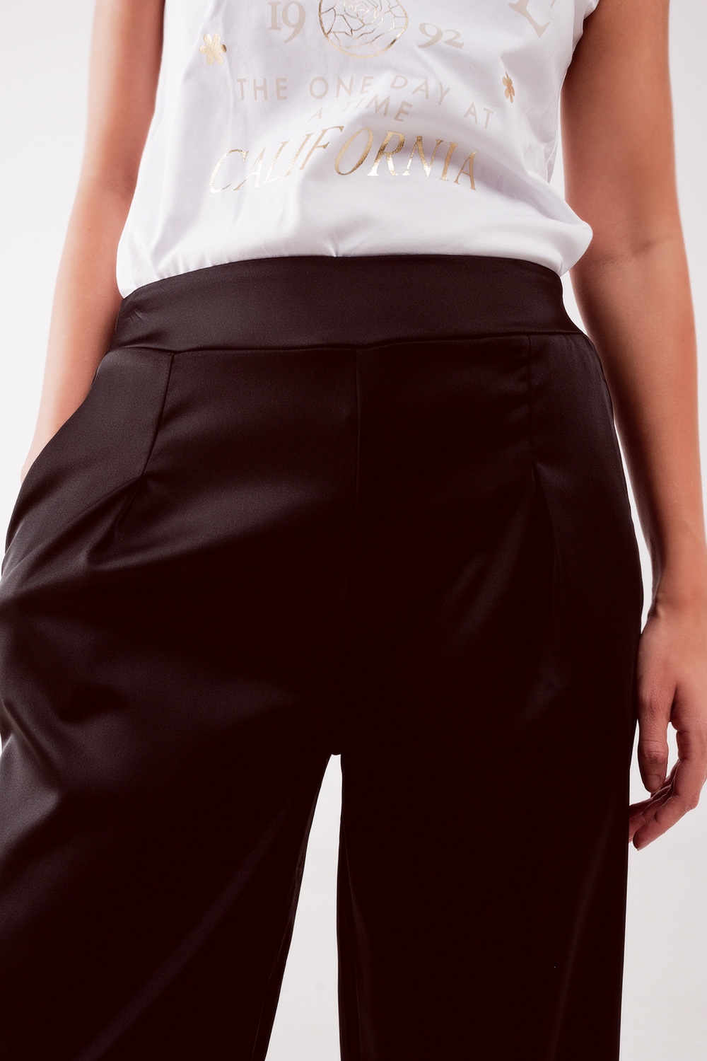 Pantalones negros de pernera ancha de satén Pantalones negros de pernera ancha de satén