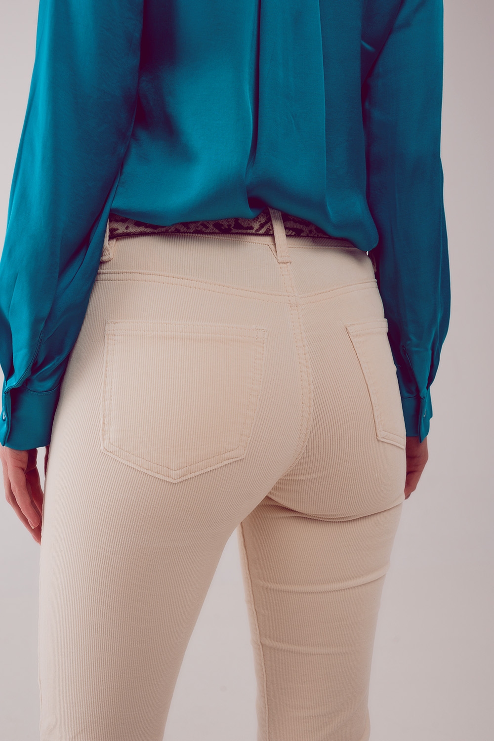 Pantalones acampanados de pana en color crema Pantalones acampanados de pana en color crema