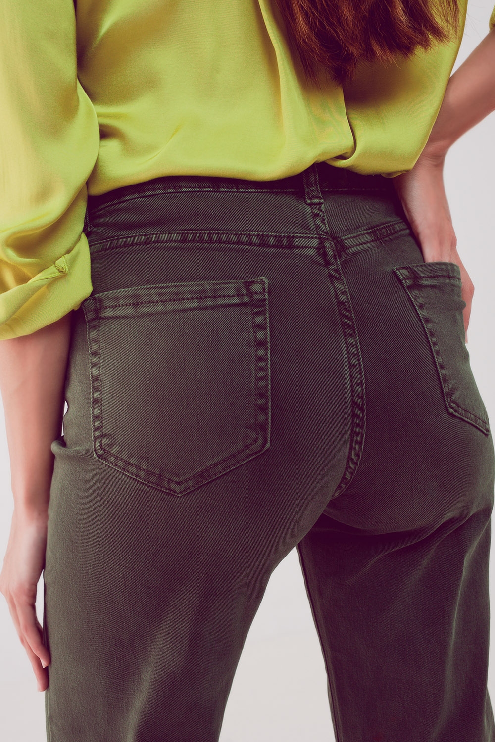 Jeans de pierna ancha recortados en color caqui Jeans de pierna ancha recortados en color caqui
