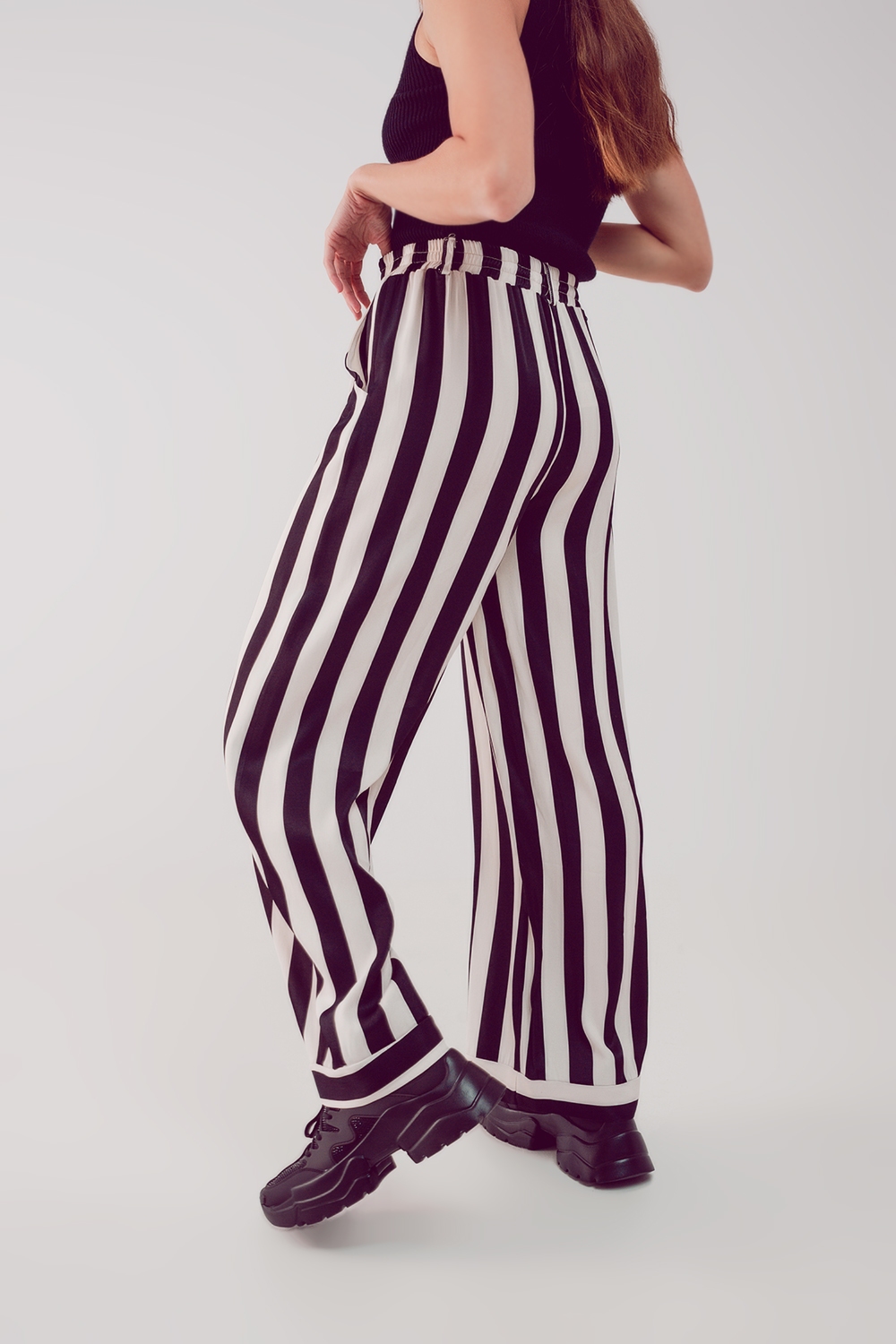 pantalón de saten de pernera ancha con rayas blancas y negras pantalón de saten de pernera ancha con rayas blancas y negras