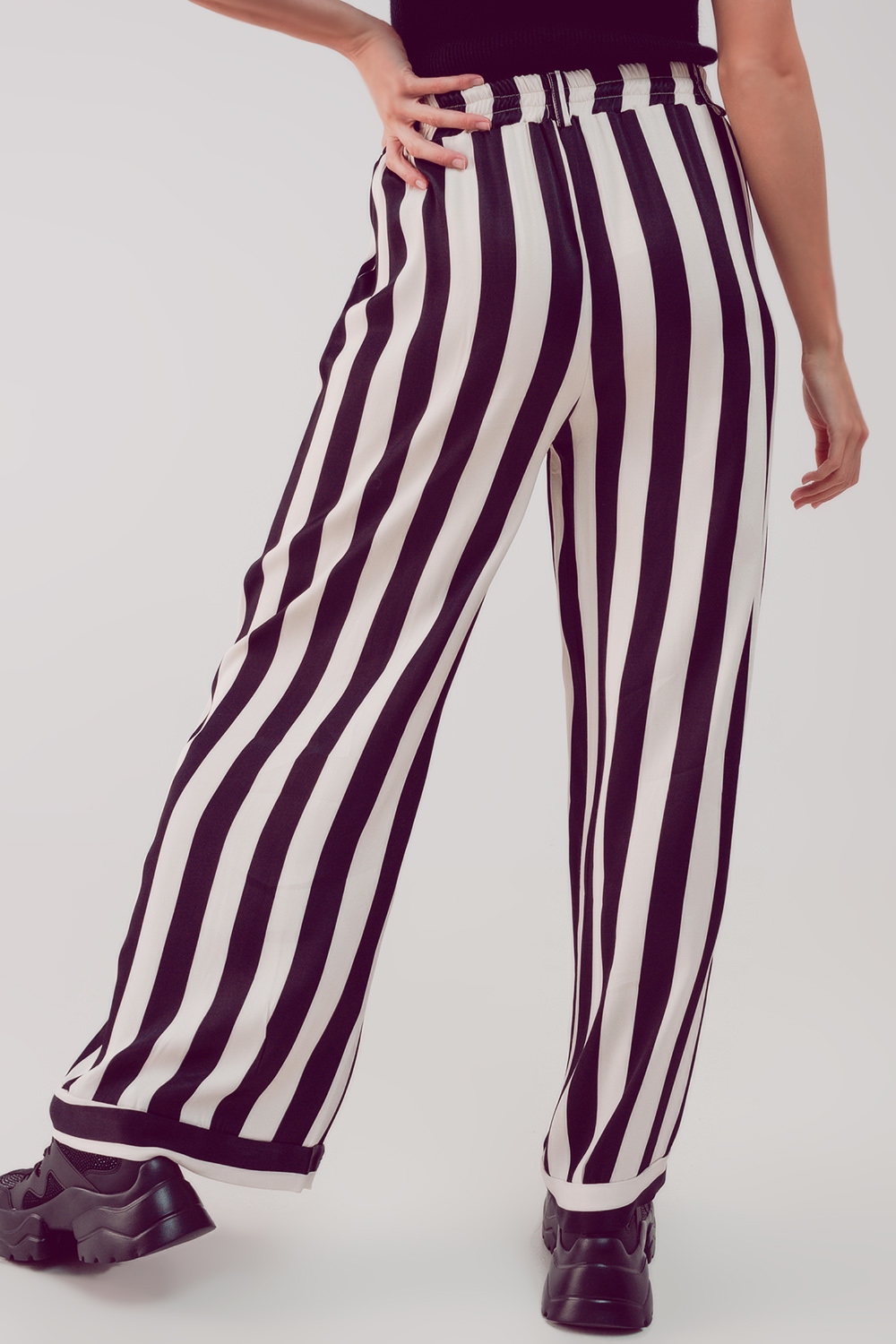 pantalón de saten de pernera ancha con rayas blancas y negras pantalón de saten de pernera ancha con rayas blancas y negras