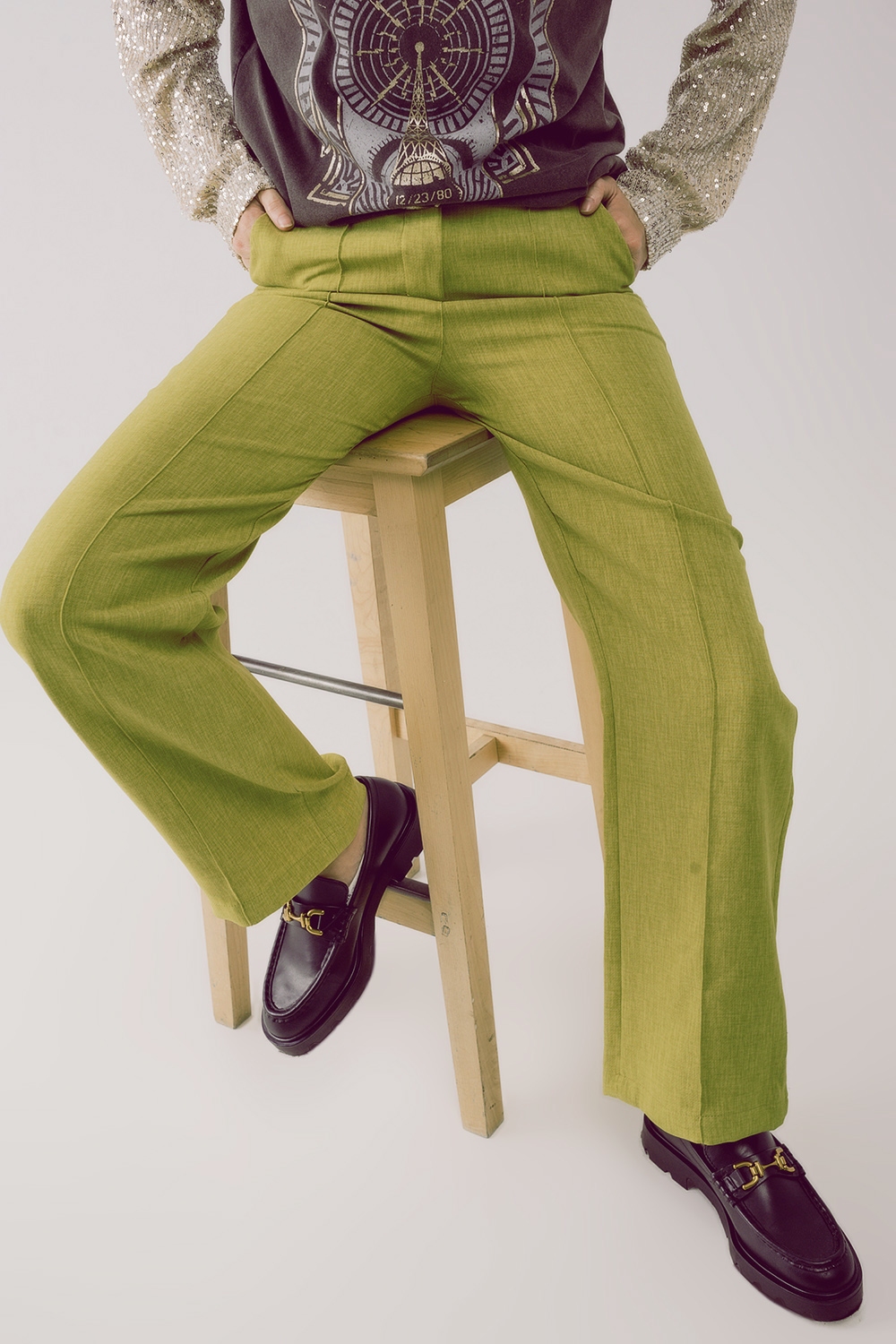 Pantalones verdes de corte sartorial y pernera recta Pantalones verdes de corte sartorial y pernera recta