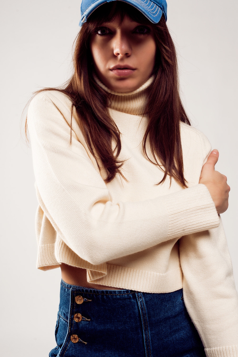 Jersey cropped de cuello alto en crema Jersey cropped de cuello alto en crema