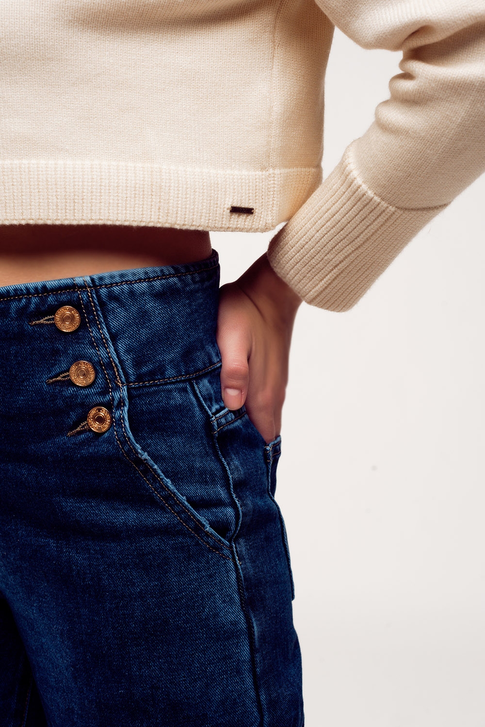 Jersey cropped de cuello alto en crema Jersey cropped de cuello alto en crema