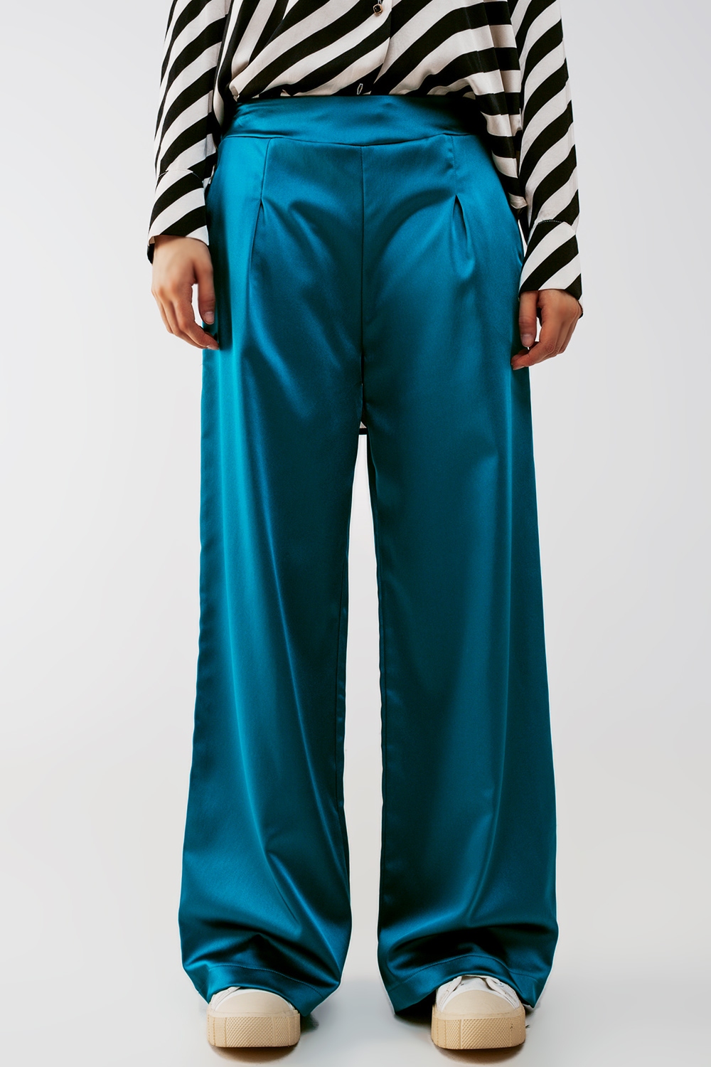 Pantalones azules de pernera ancha de satén Pantalones azules de pernera ancha de satén