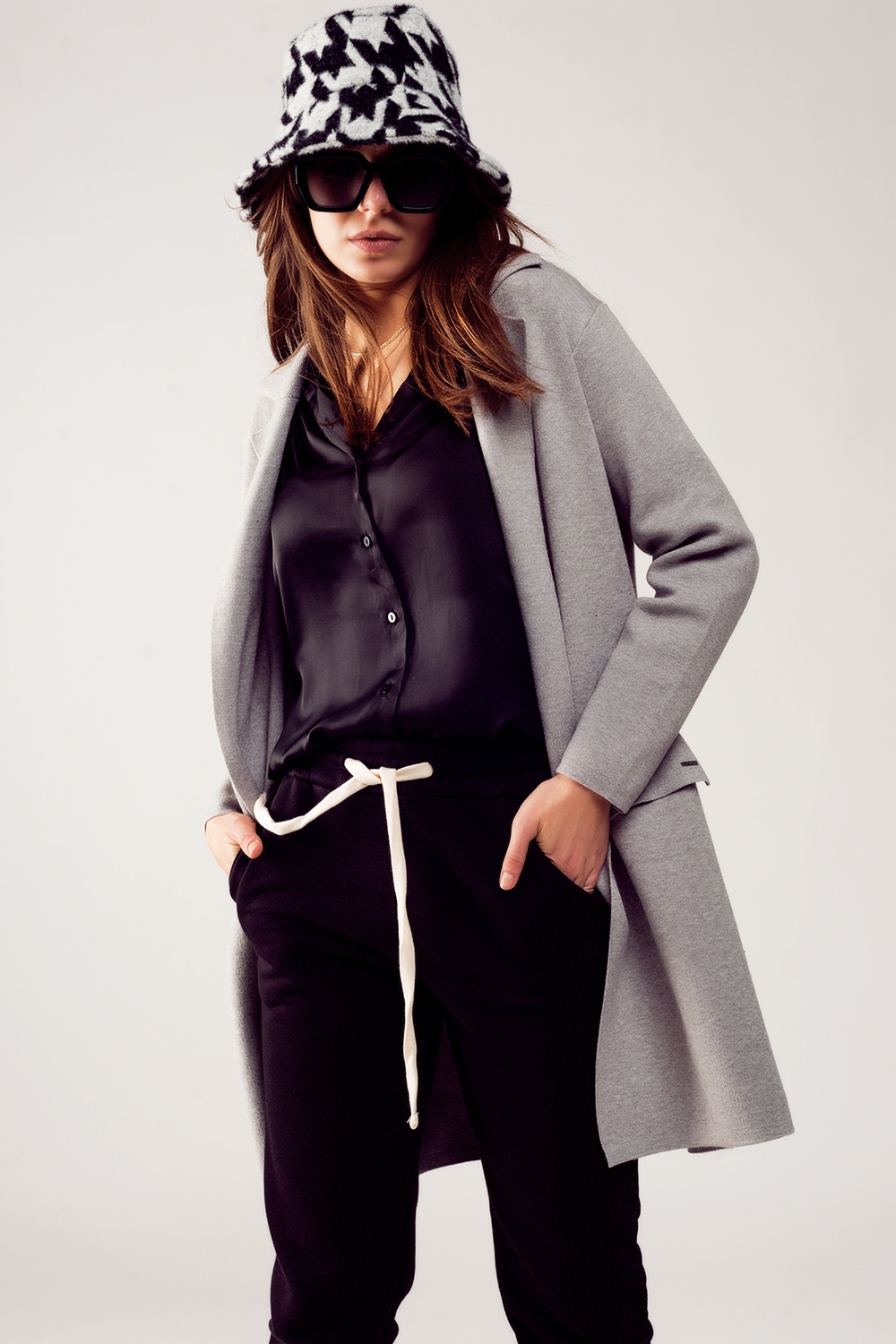 Cardigan extra grande en gris con solapas