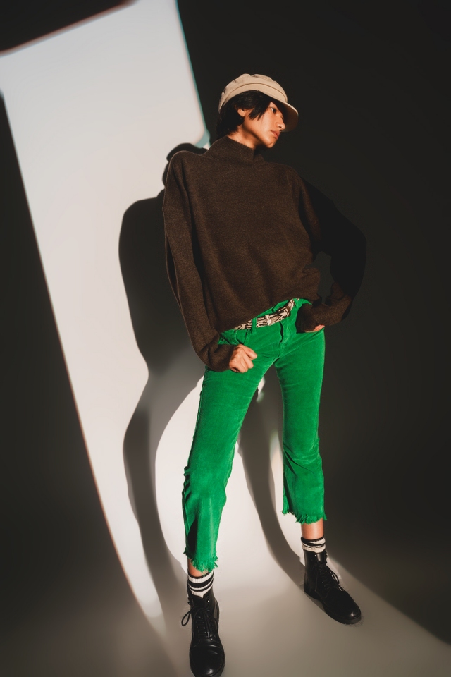 Pantalones de campana color verde intenso de pana