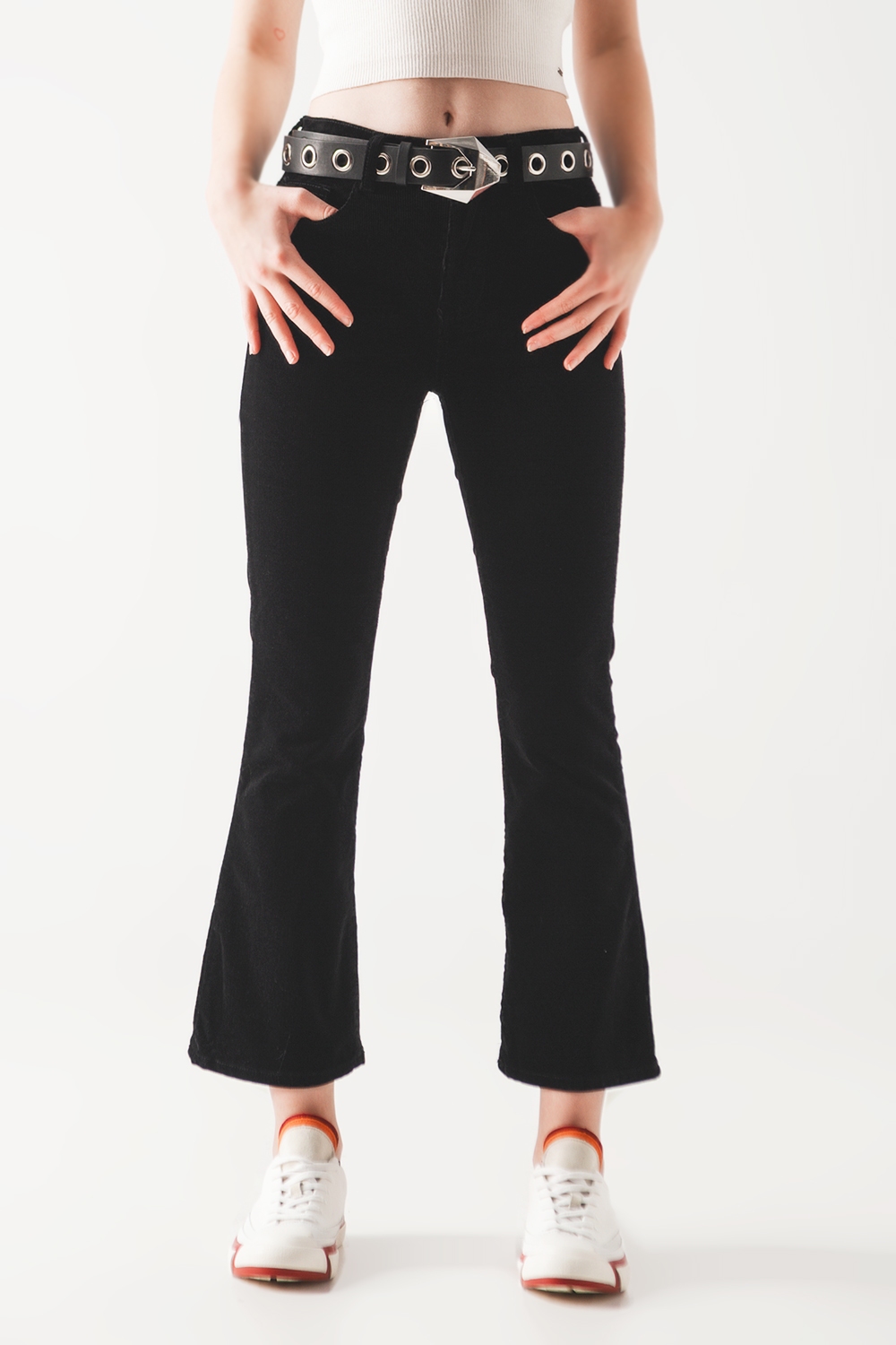 Pantalones acampanados de pana en color negro Pantalones acampanados de pana en color negro
