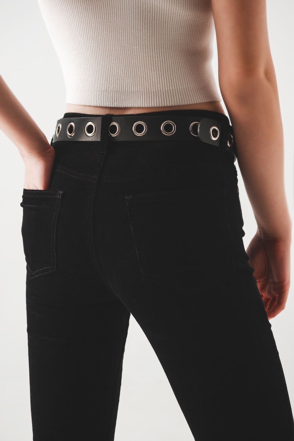 Pantalones acampanados de pana en color negro Pantalones acampanados de pana en color negro