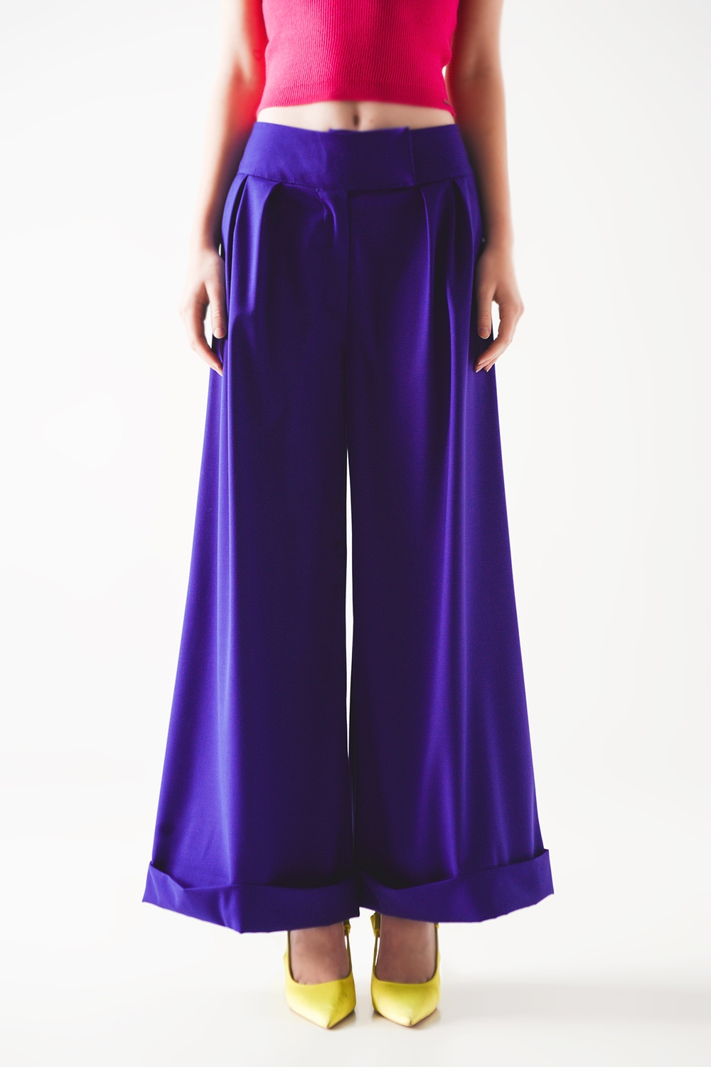 Pantalones anchos plisados de color morado Pantalones anchos plisados de color morado