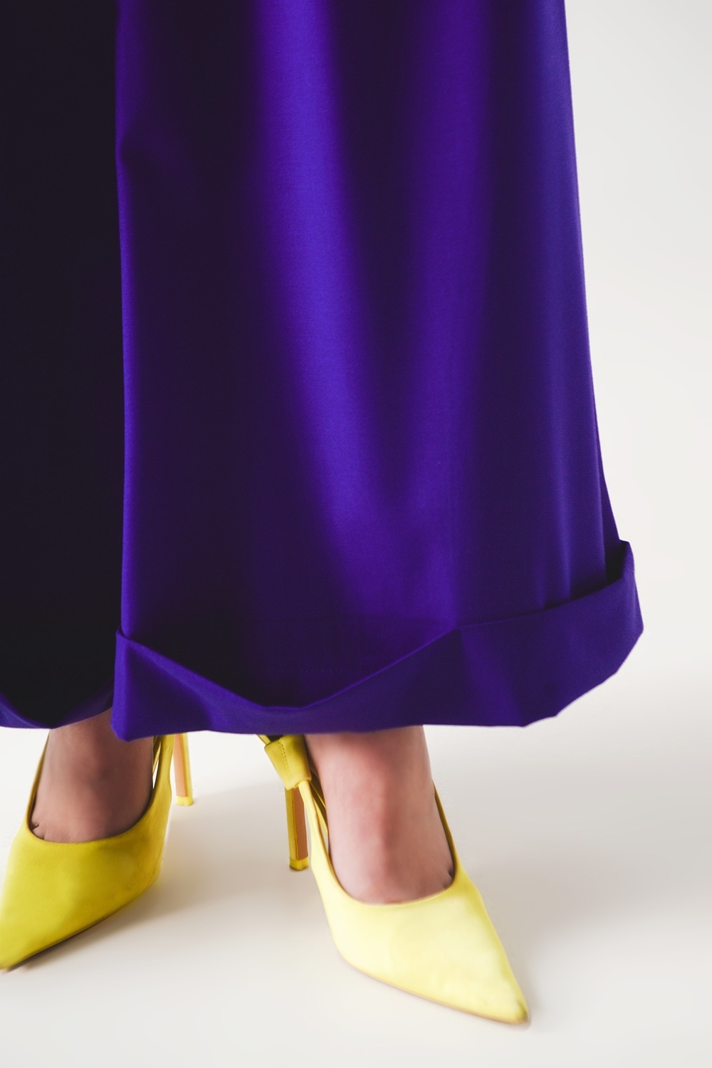 Pantalones anchos plisados de color morado Pantalones anchos plisados de color morado