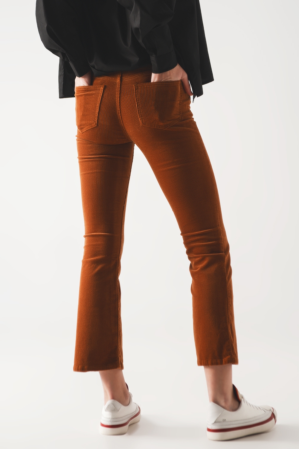 Pantalones acampanados de pana en color camel Pantalones acampanados de pana en color camel