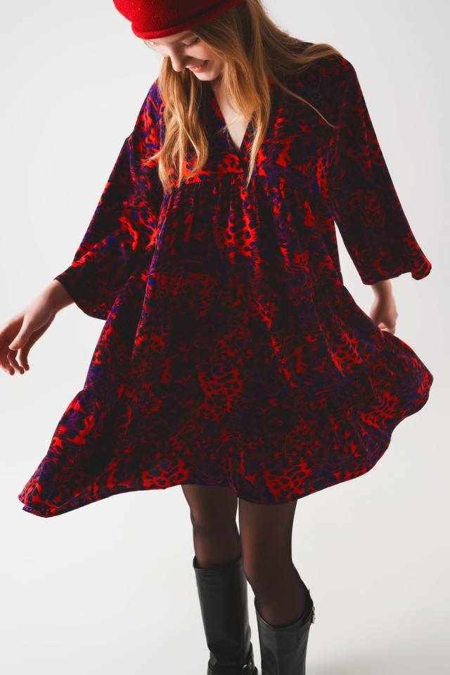 Vestido curto vermelho de babydoll com rufos escalonados e estampado animal