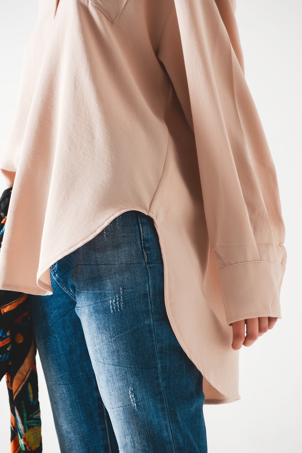 Camisa beige extragrande con detalle de bolsillo Camisa beige extragrande con detalle de bolsillo