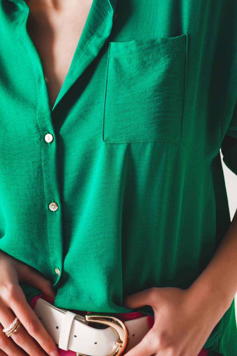Camisa verde extragrande con detalle de bolsillo Camisa verde extragrande con detalle de bolsillo