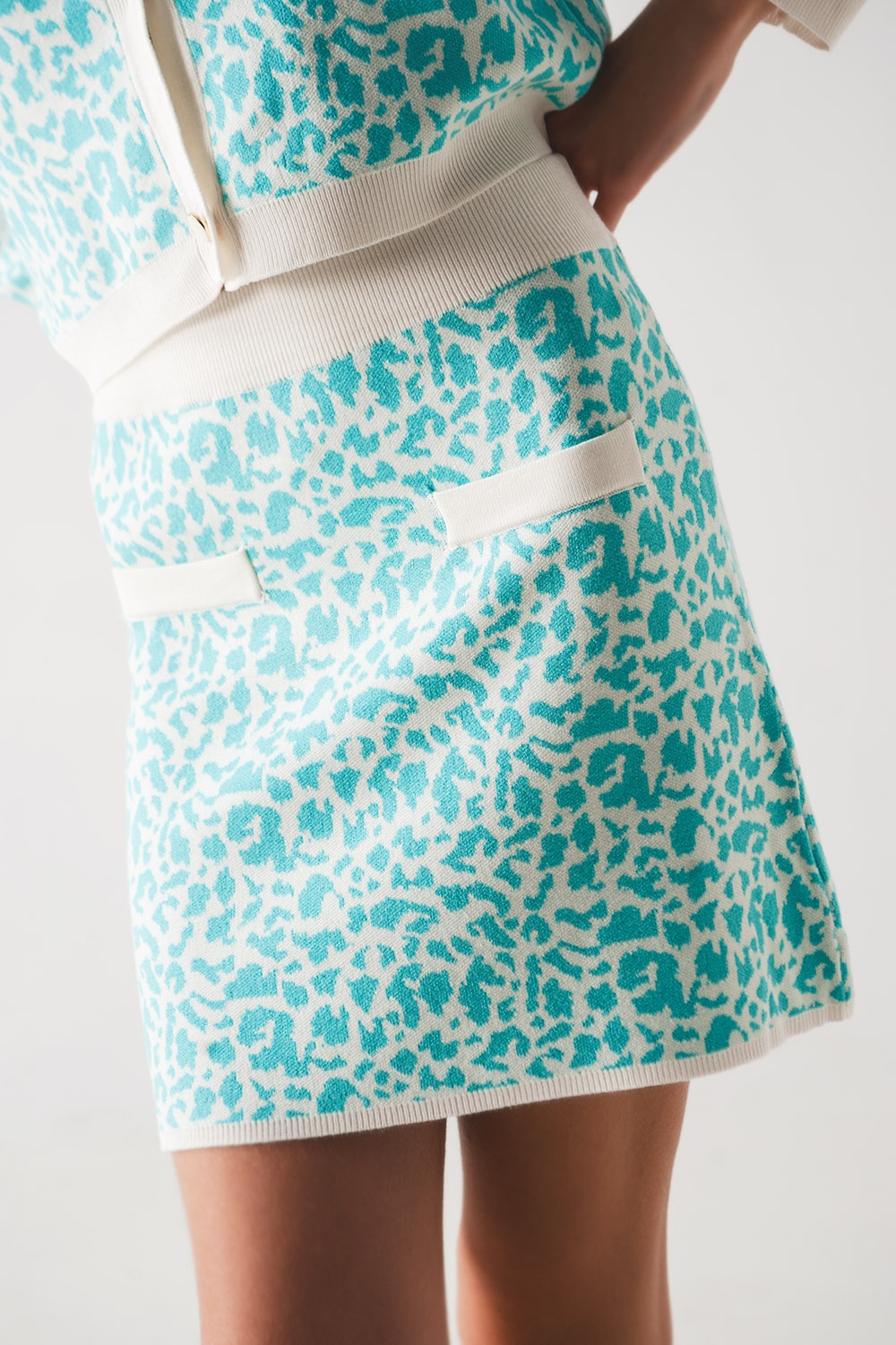 Mini falda de punto ligero en estampado animal turquesa Mini falda de punto ligero en estampado animal turquesa