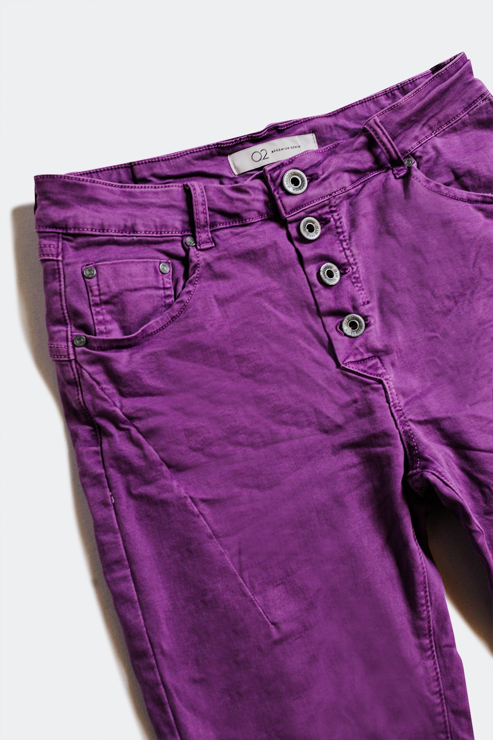 Vaqueros pitillo color morado con botones a la vista Vaqueros pitillo color morado con botones a la vista