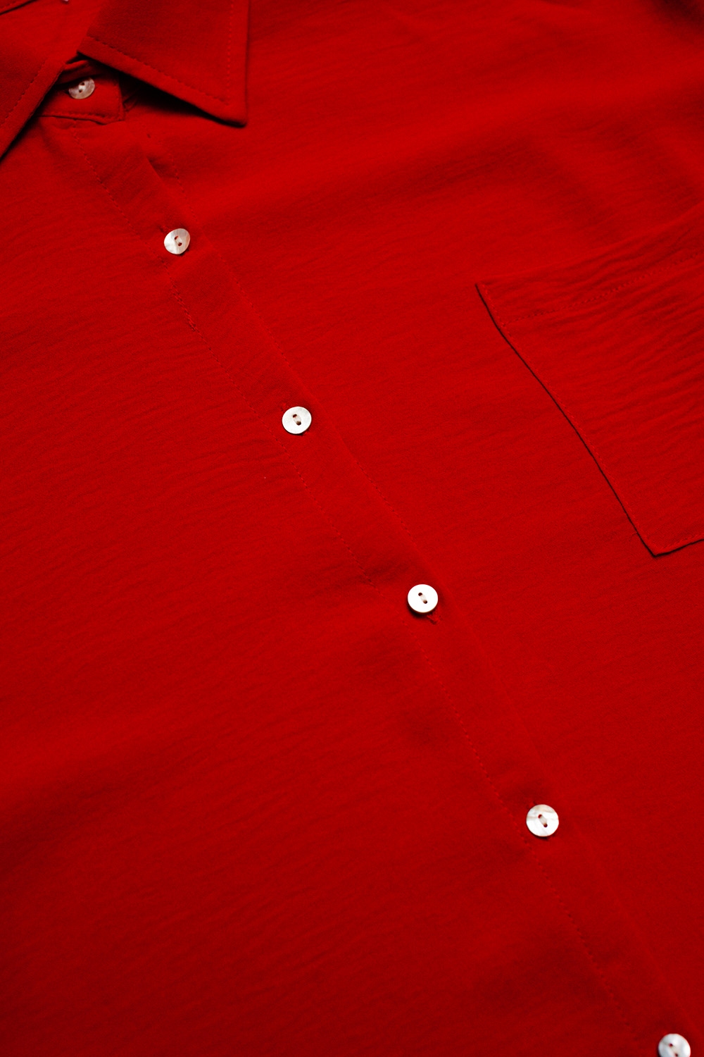 Camisa roja extragrande con detalle de bolsillo Camisa roja extragrande con detalle de bolsillo