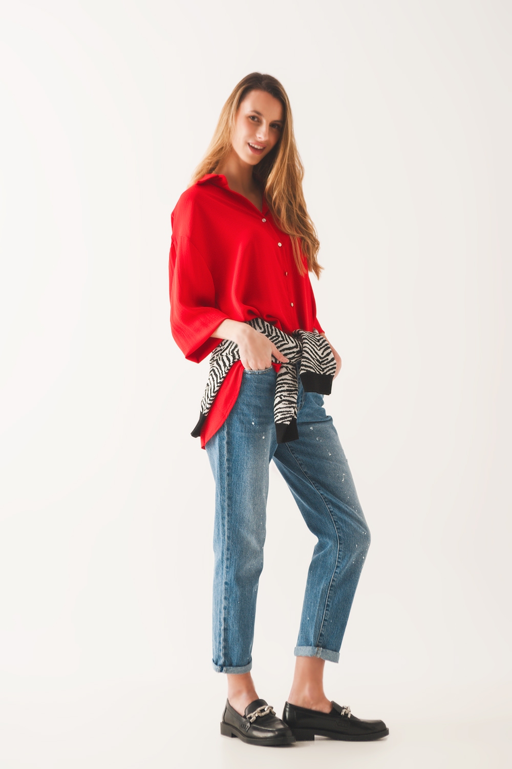Camisa roja extragrande con detalle de bolsillo Camisa roja extragrande con detalle de bolsillo