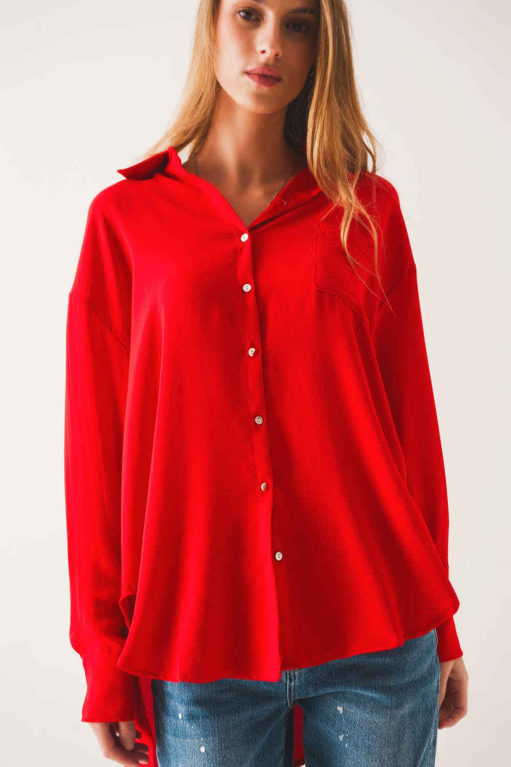 Camisa roja extragrande con detalle de bolsillo Camisa roja extragrande con detalle de bolsillo