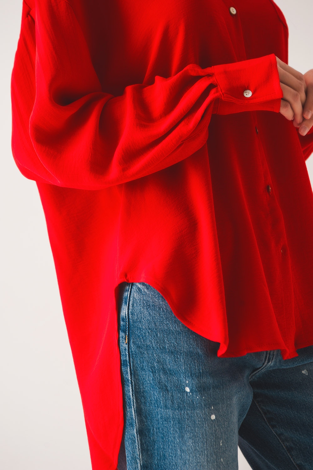 Camisa roja extragrande con detalle de bolsillo Camisa roja extragrande con detalle de bolsillo