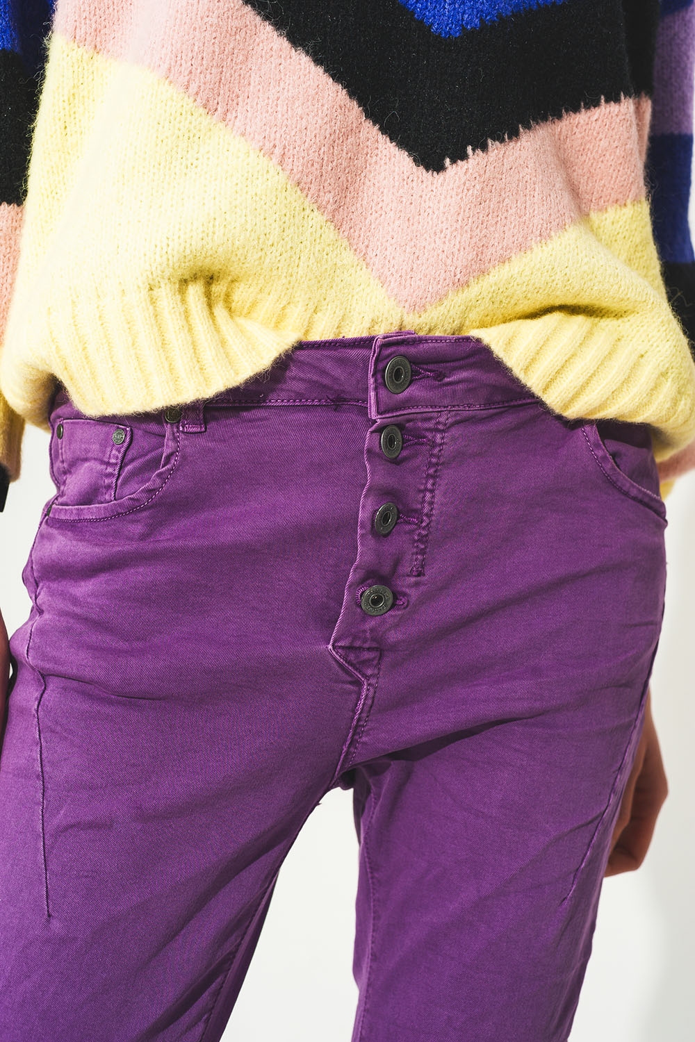 Vaqueros pitillo color morado con botones a la vista Vaqueros pitillo color morado con botones a la vista