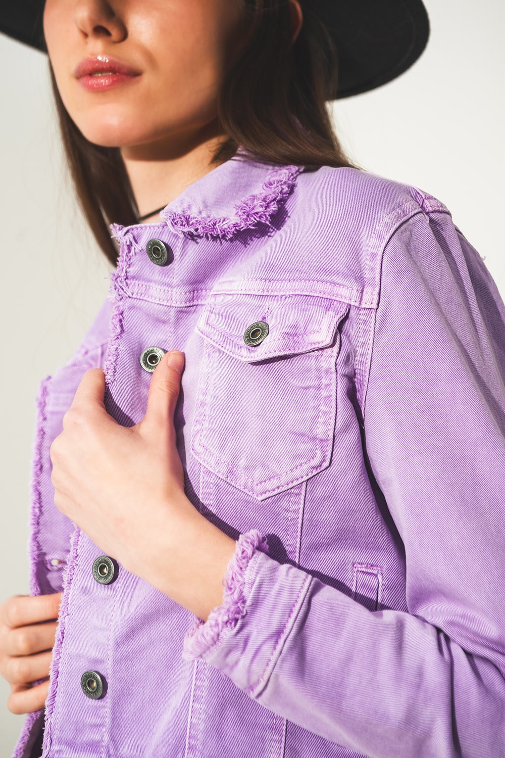 Chaqueta vaquera lila con bordes sin rematar Chaqueta vaquera lila con bordes sin rematar