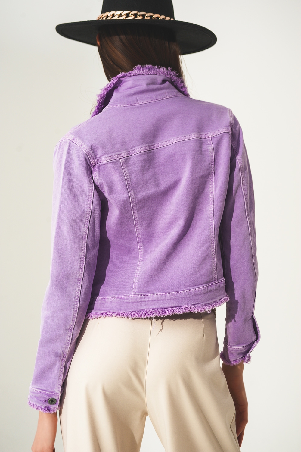 Chaqueta vaquera lila con bordes sin rematar Chaqueta vaquera lila con bordes sin rematar