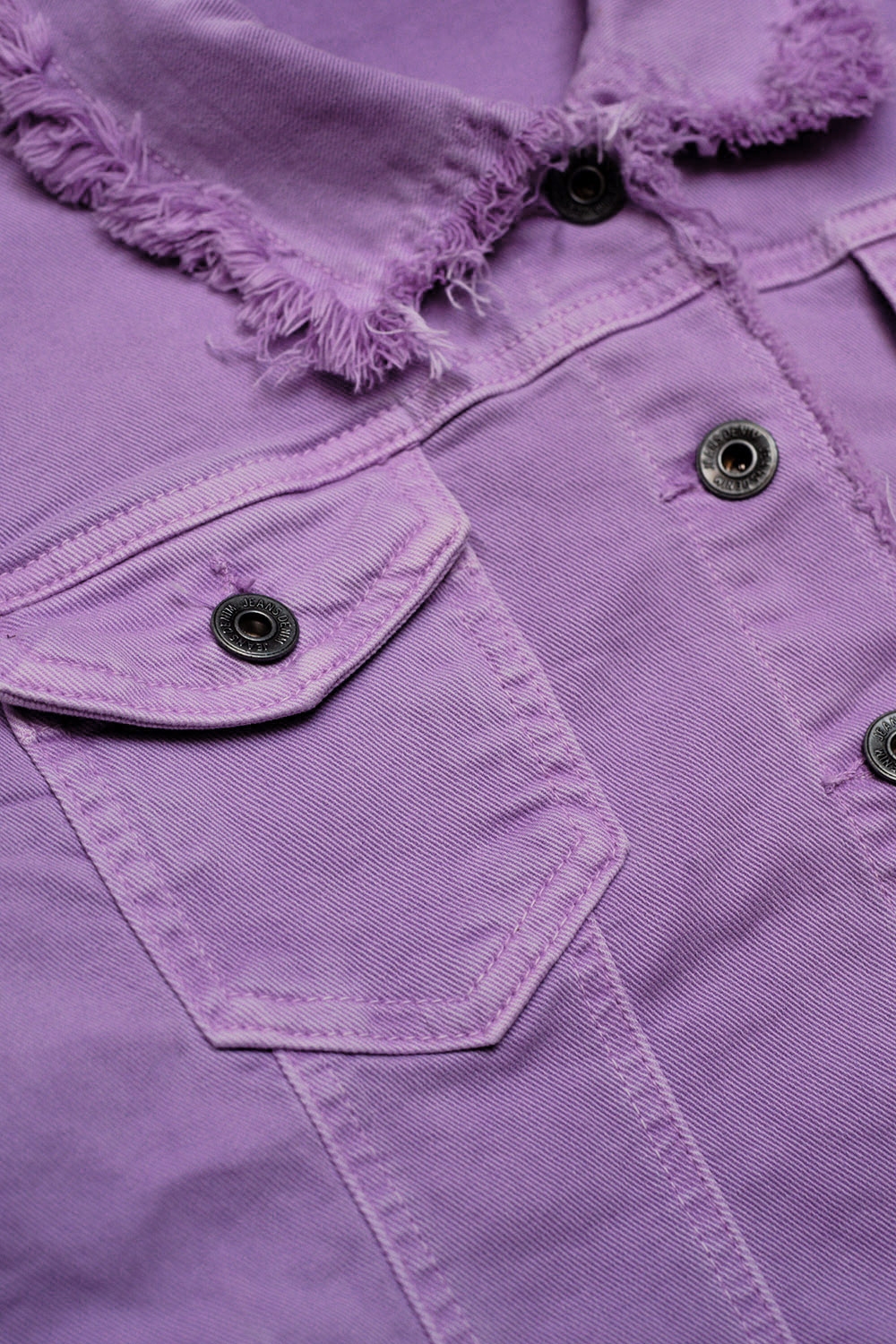 Chaqueta vaquera lila con bordes sin rematar Chaqueta vaquera lila con bordes sin rematar