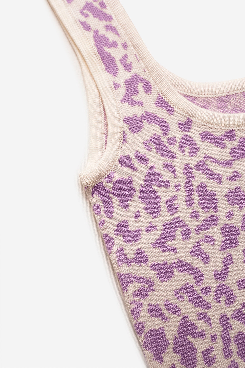 Top punto ligero en estampado animal lila