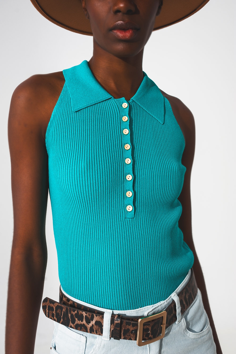 Top de punto canalé con cuello polo en turquesa Top de punto canalé con cuello polo en turquesa