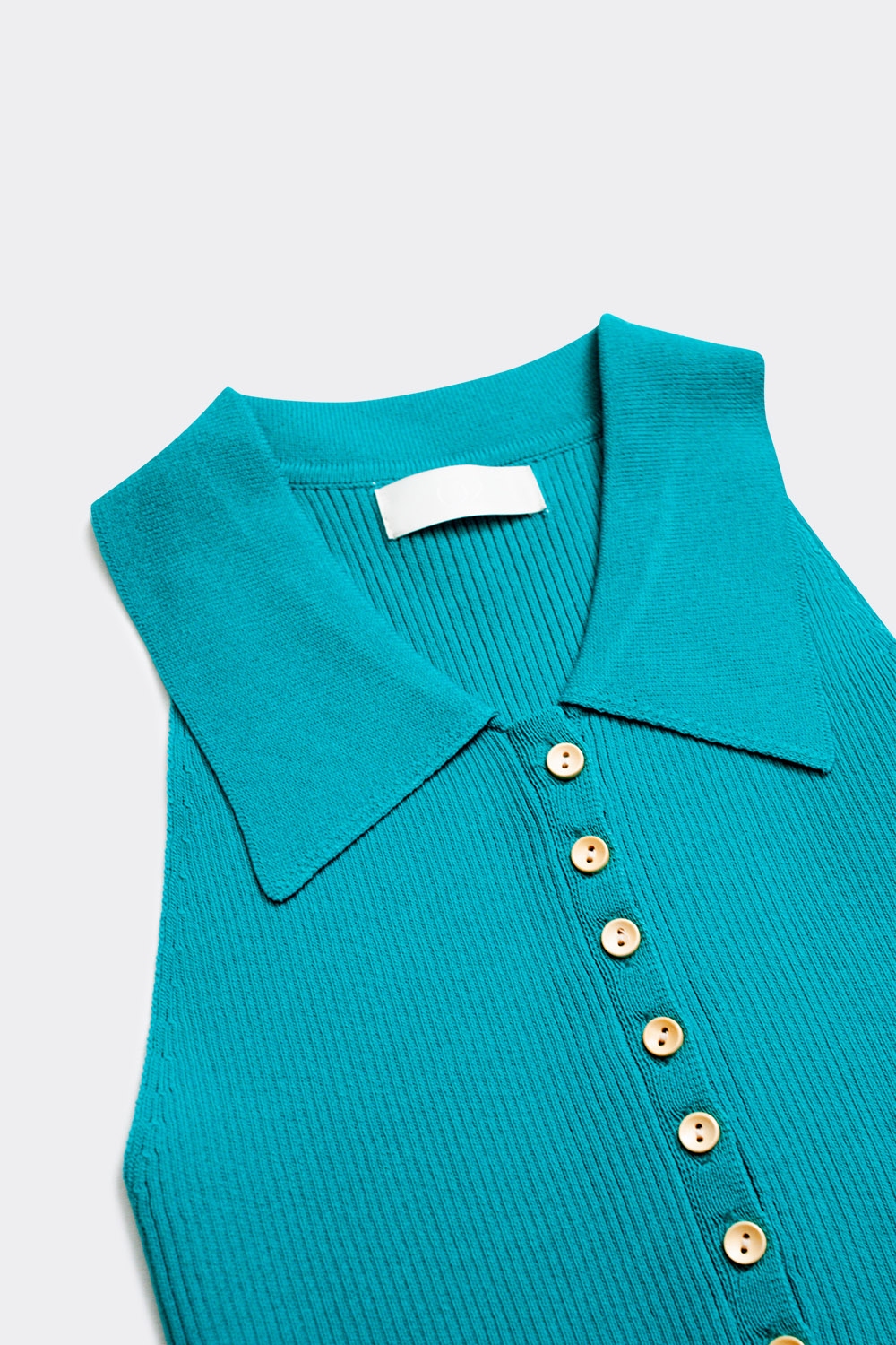 Top de punto canalé con cuello polo en turquesa Top de punto canalé con cuello polo en turquesa