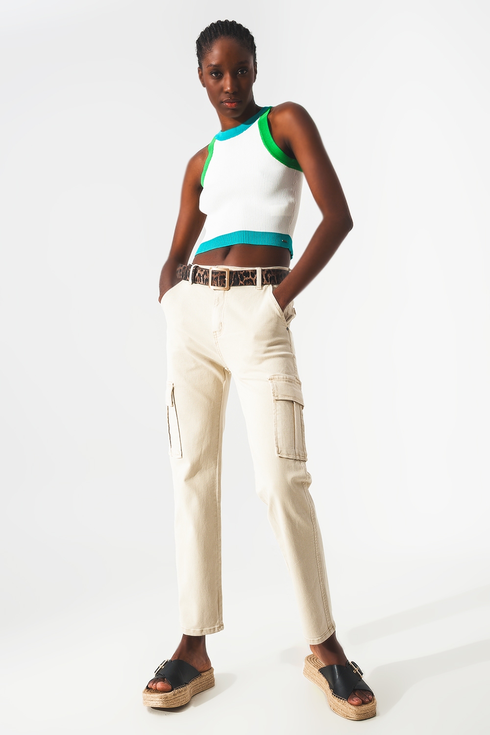Pantalones estilo cargo en beige Pantalones estilo cargo en beige