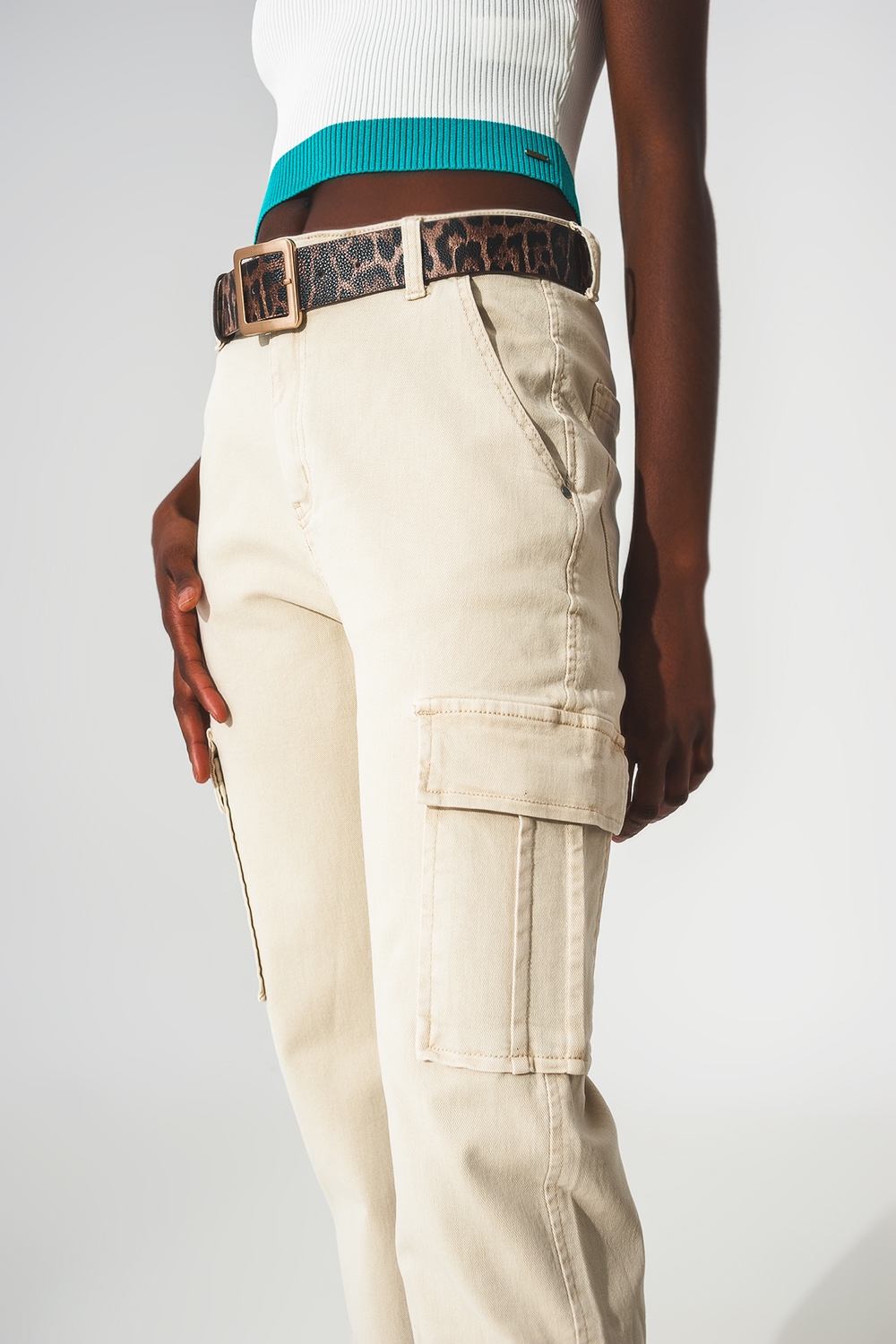 Pantalones estilo cargo en beige Pantalones estilo cargo en beige