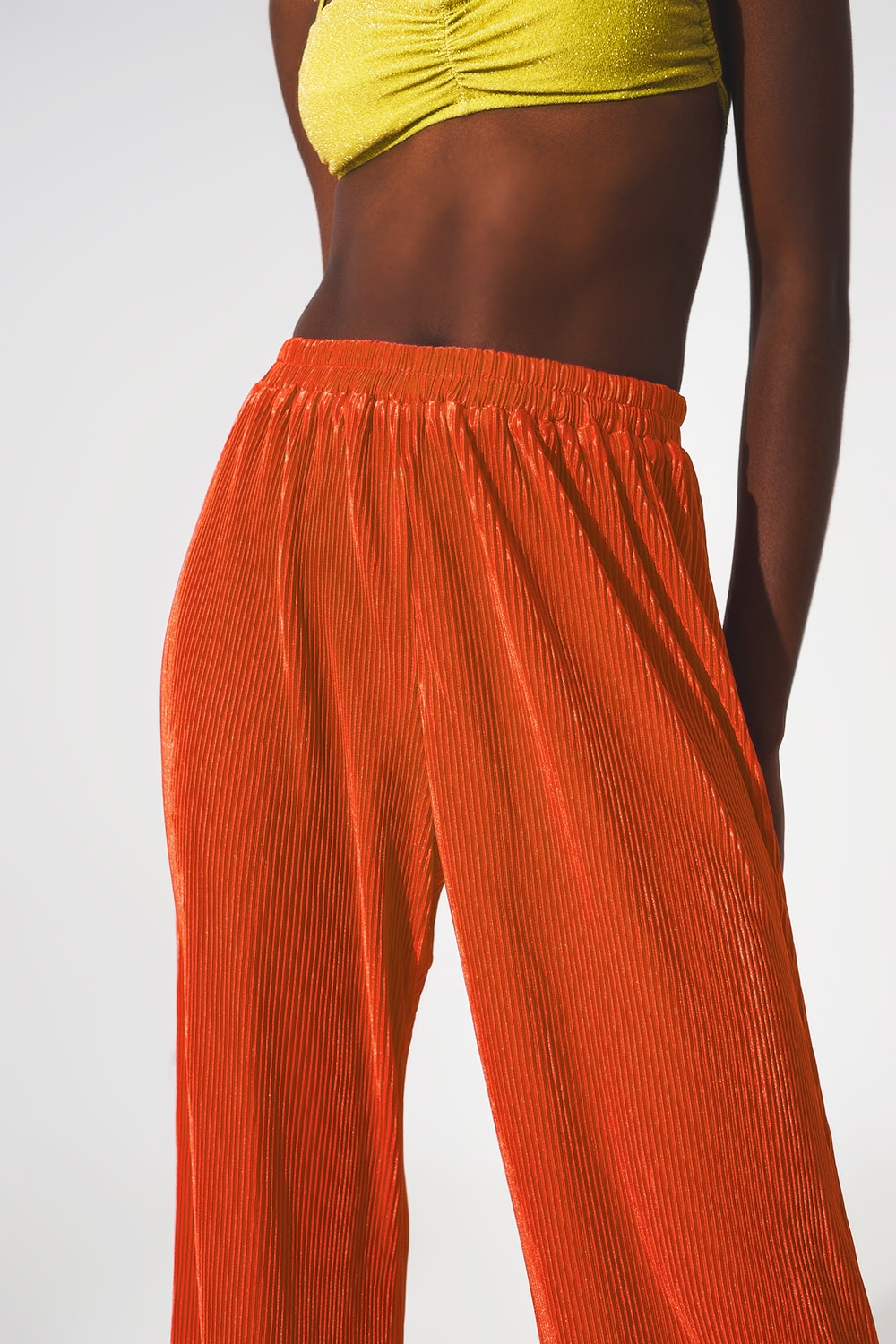 Pantalones plisados de satén naranja Pantalones plisados de satén naranja