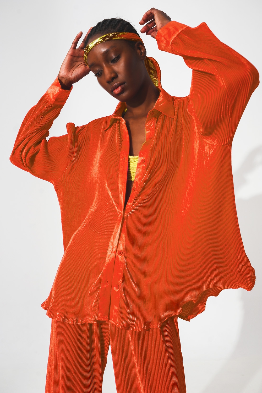 Camisa de saten plisada en naranja Camisa de saten plisada en naranja