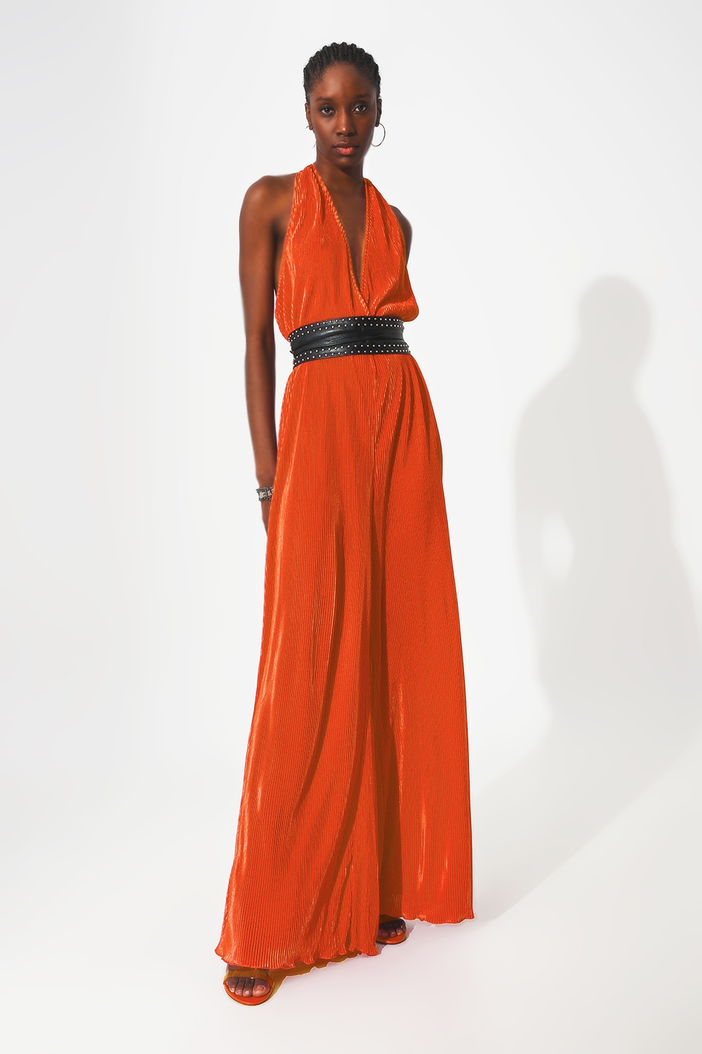 Mono largo plisado con cuello halter de satén naranja Mono largo plisado con cuello halter de satén naranja