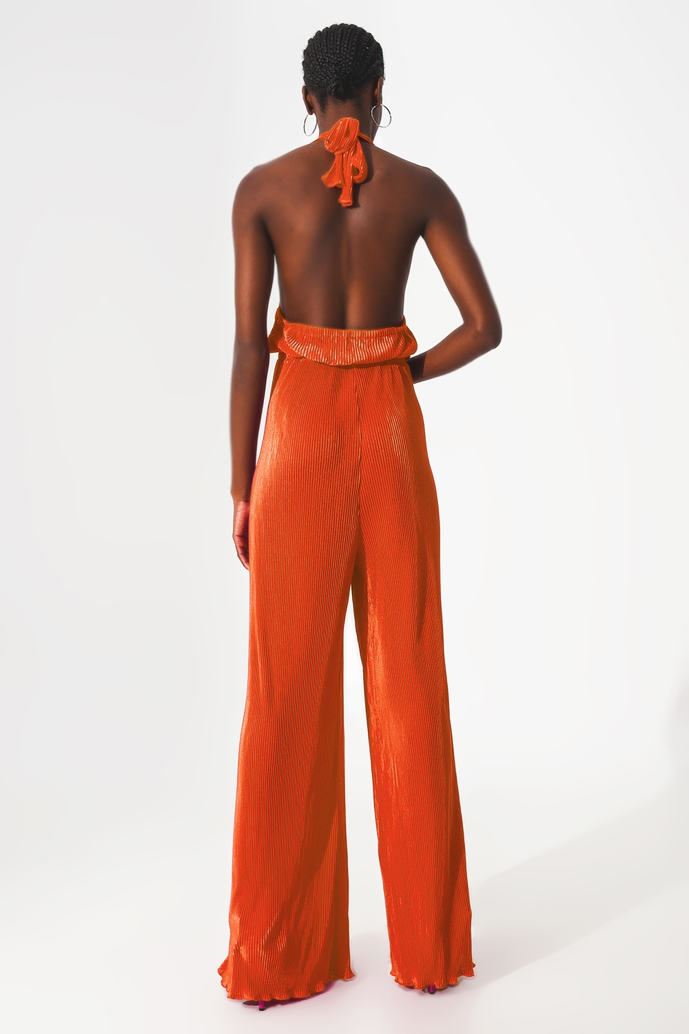 Mono largo plisado con cuello halter de satén naranja Mono largo plisado con cuello halter de satén naranja