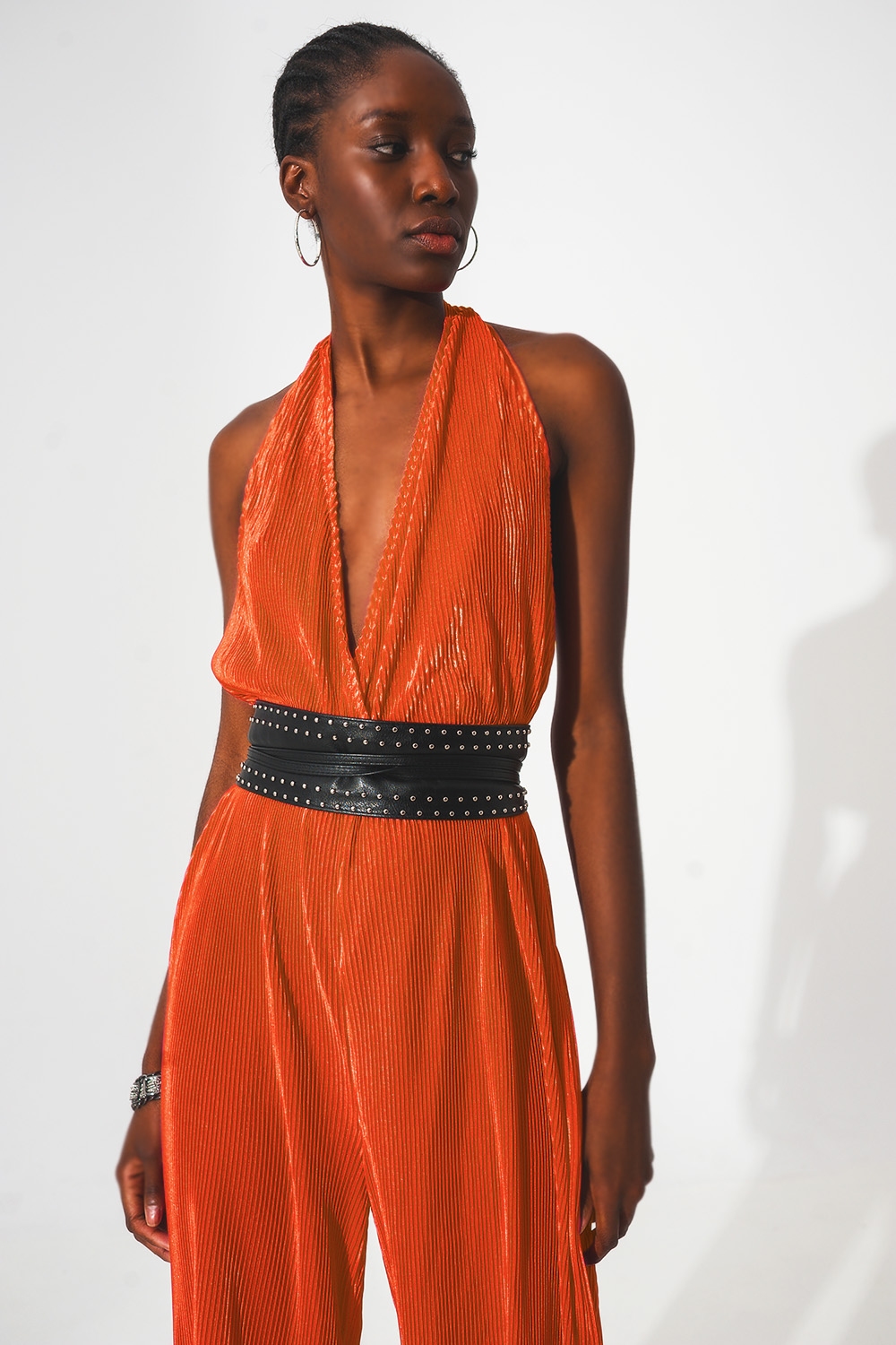 Mono largo plisado con cuello halter de satén naranja Mono largo plisado con cuello halter de satén naranja