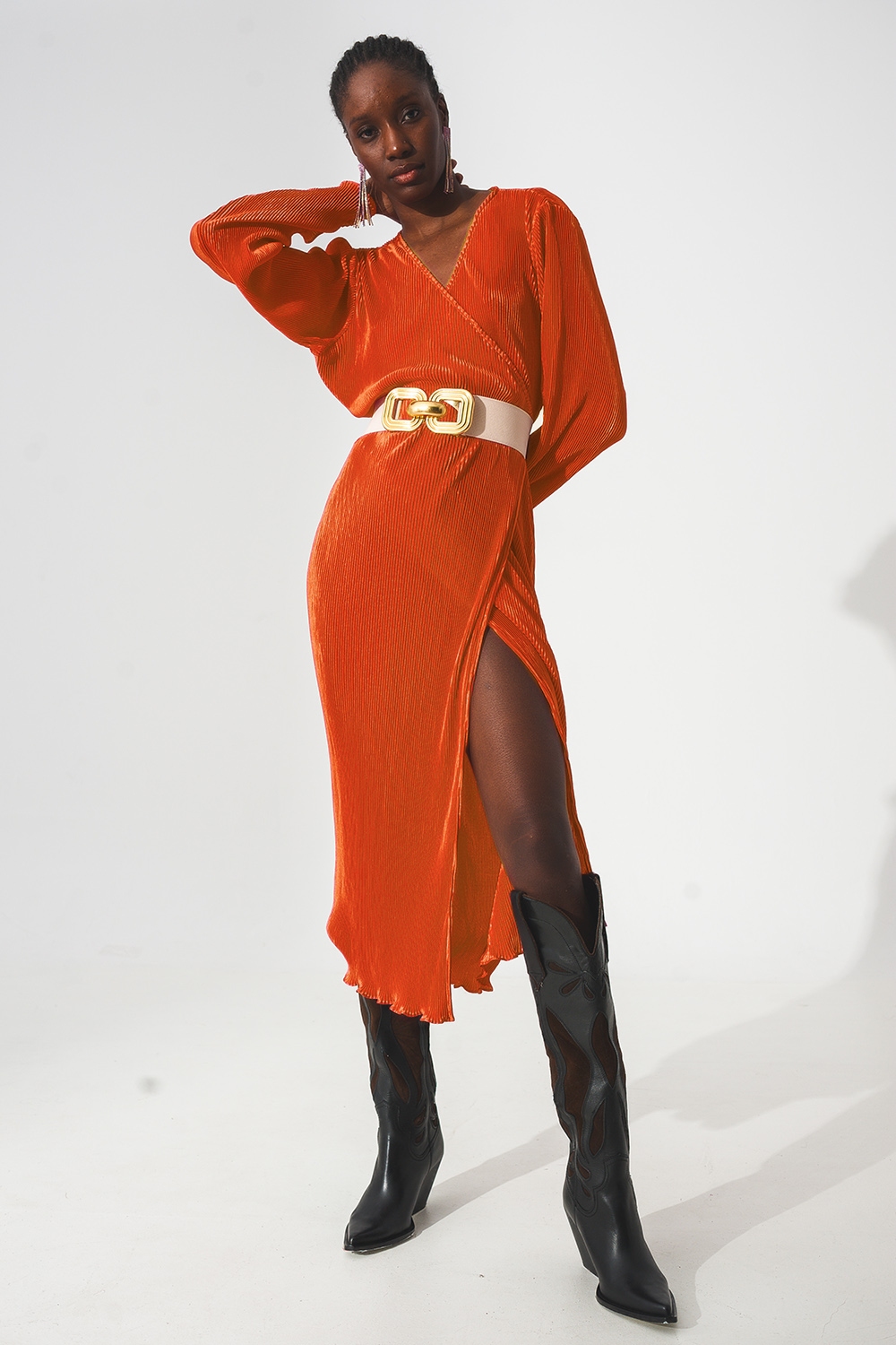 Vestido plisado de satén naranja con detalle cruzado Vestido plisado de satén naranja con detalle cruzado