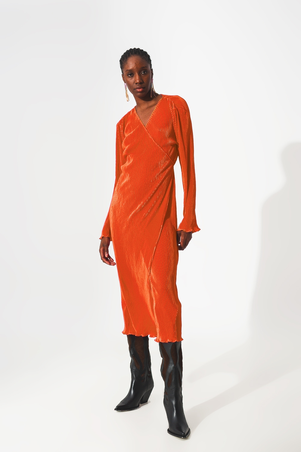 Vestido plisado de satén naranja con detalle cruzado Vestido plisado de satén naranja con detalle cruzado