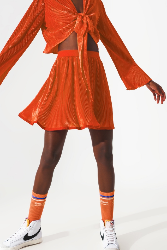 Pleated short skirt in orange