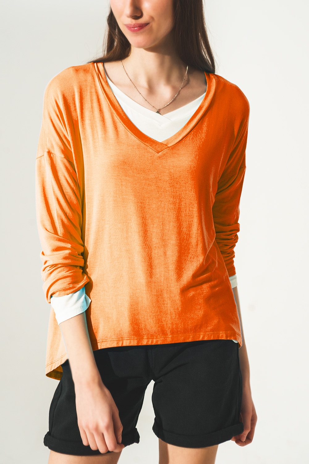 Top de modal manga larga y cuello de pico en naranja