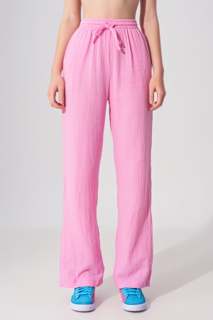 Pantalones texturizados de corte holgado en rosa