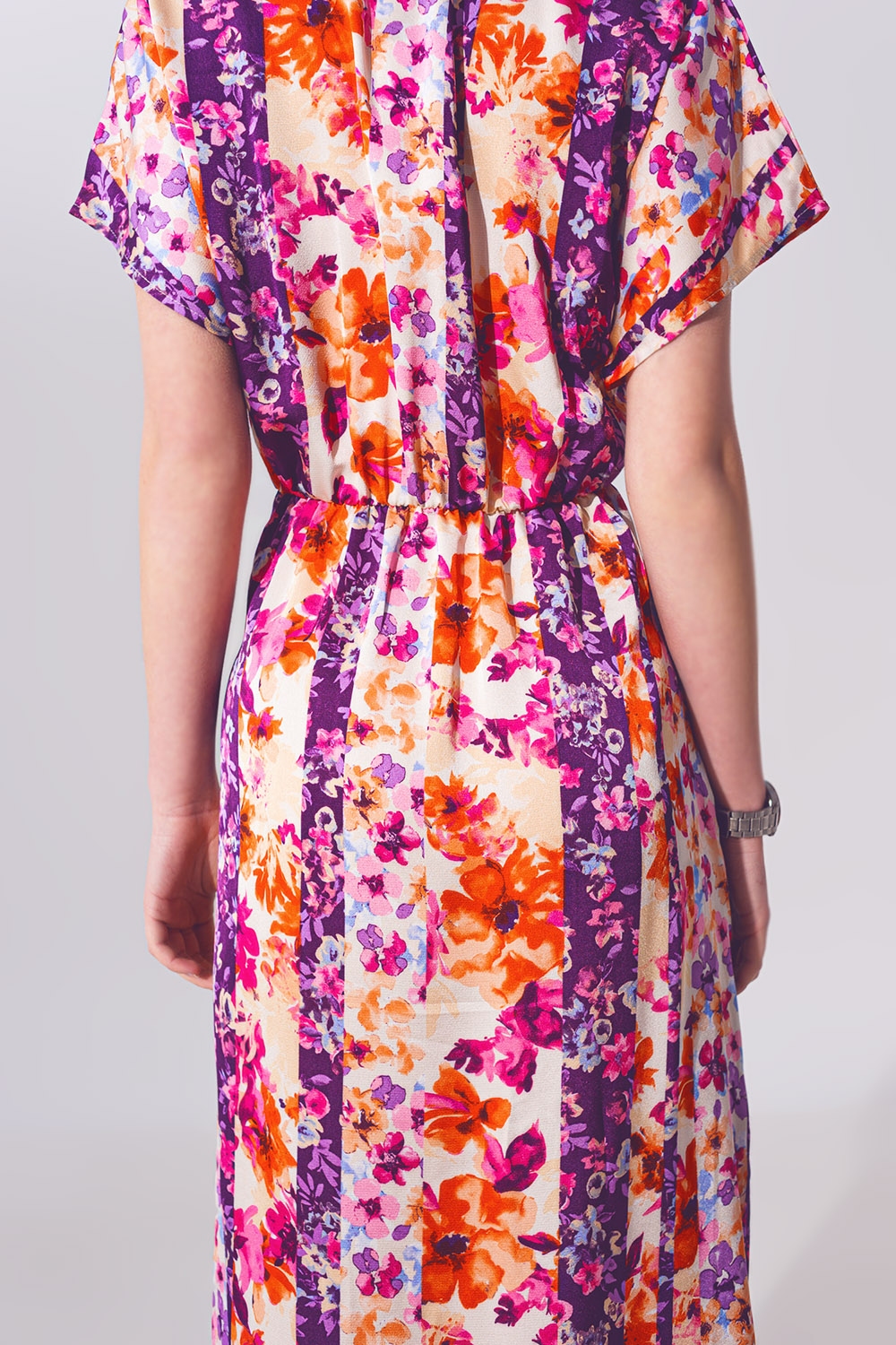 Maxivestido anudado con estampado de flores en multicolor Maxivestido anudado con estampado de flores en multicolor