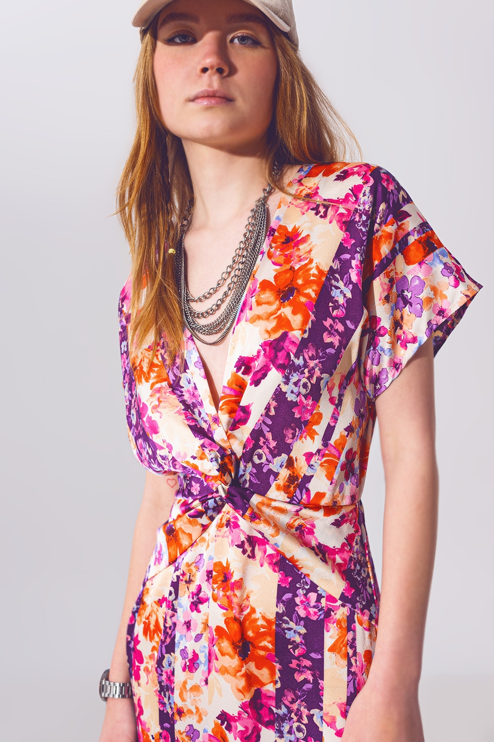 Maxivestido anudado con estampado de flores en multicolor Maxivestido anudado con estampado de flores en multicolor