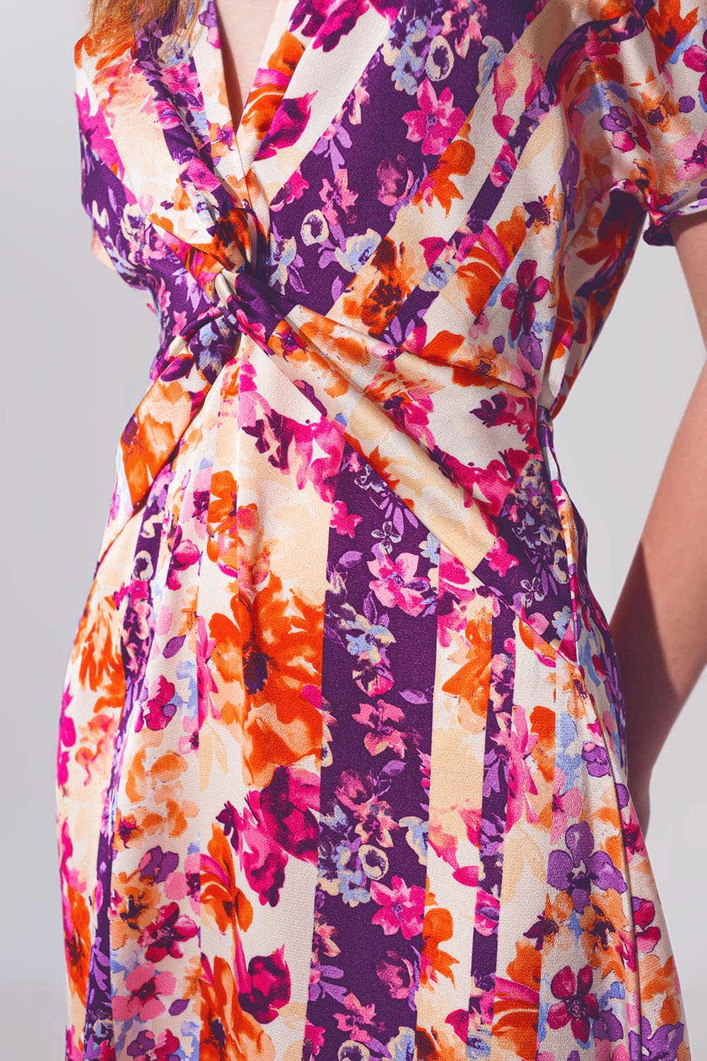 Maxivestido anudado con estampado de flores en multicolor Maxivestido anudado con estampado de flores en multicolor